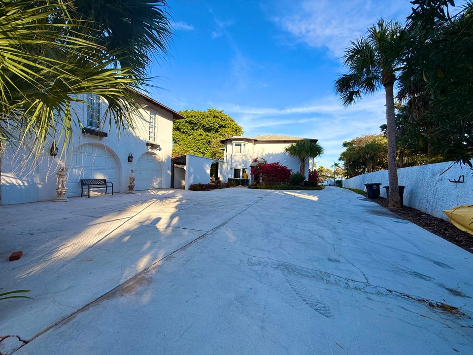 For Sale: $1,950,000 (5 beds, 5 baths, 6264 Square Feet)