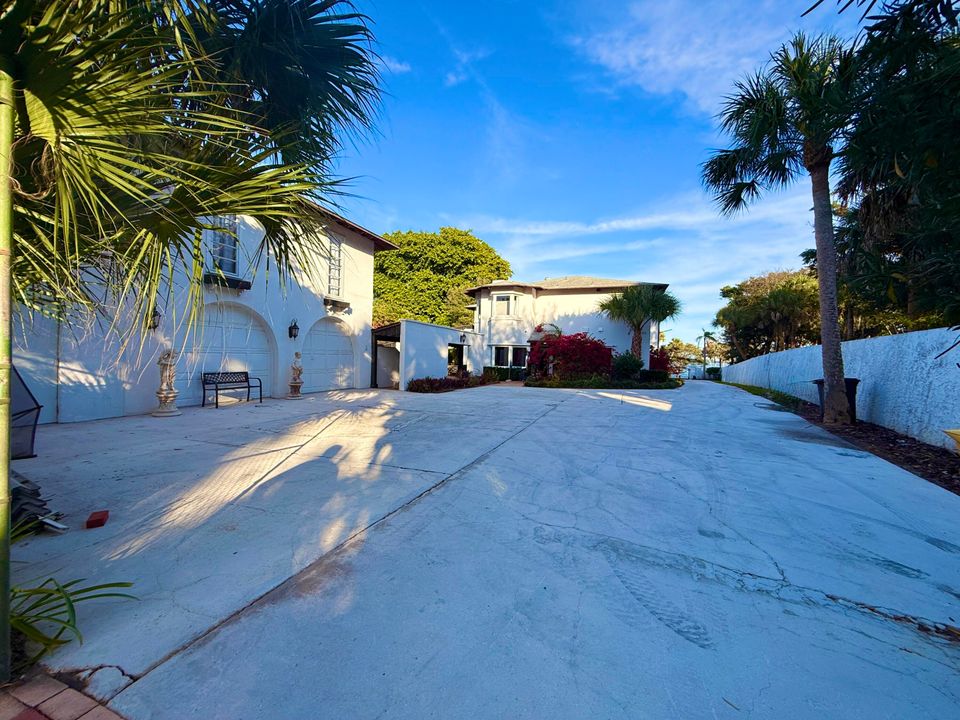 For Sale: $1,950,000 (5 beds, 5 baths, 6264 Square Feet)