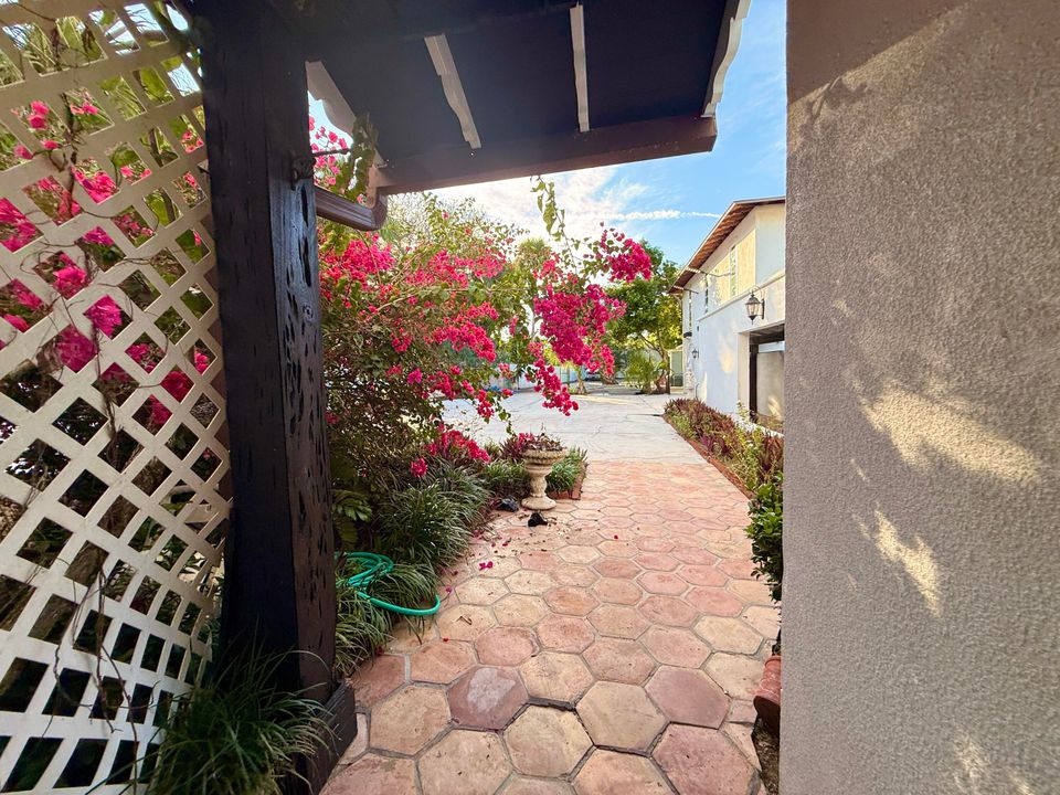 For Sale: $1,950,000 (5 beds, 5 baths, 6264 Square Feet)