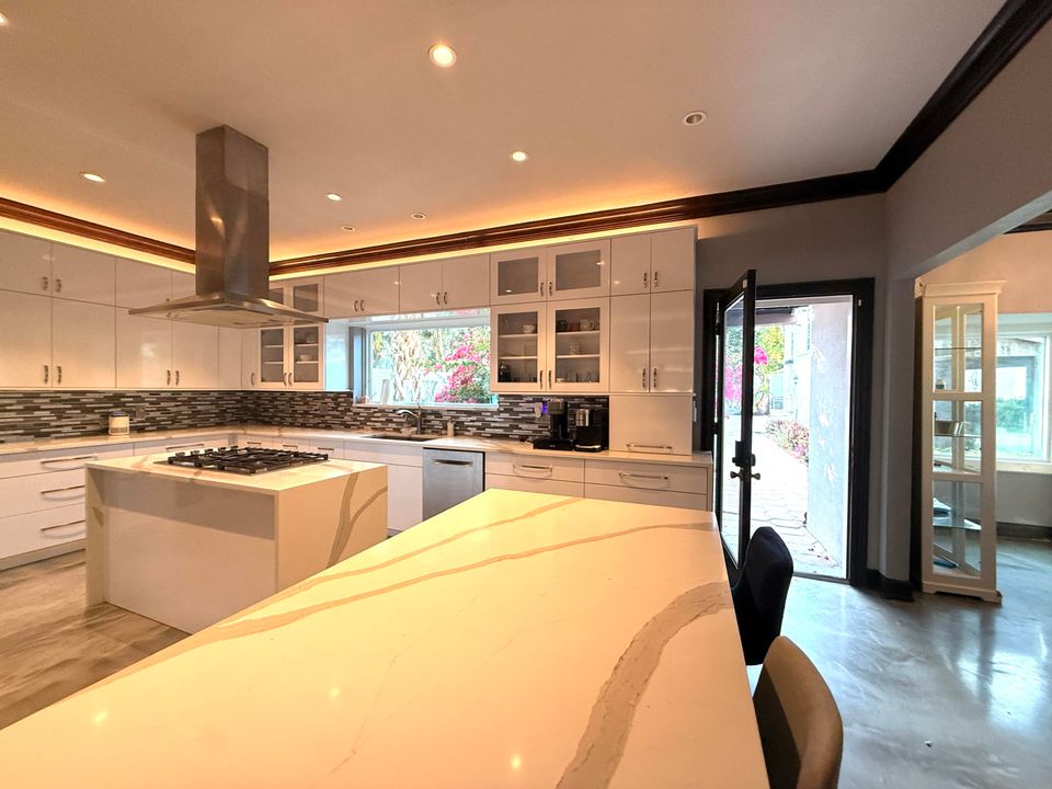 For Sale: $1,950,000 (5 beds, 5 baths, 6264 Square Feet)