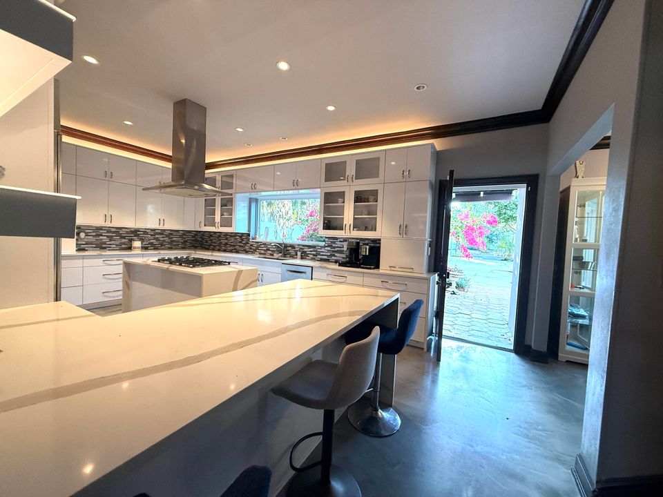 For Sale: $1,950,000 (5 beds, 5 baths, 6264 Square Feet)