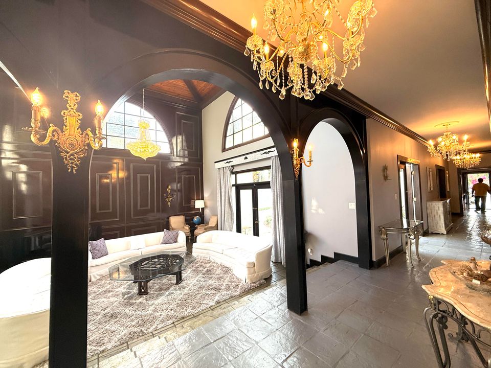 For Sale: $1,950,000 (5 beds, 5 baths, 6264 Square Feet)