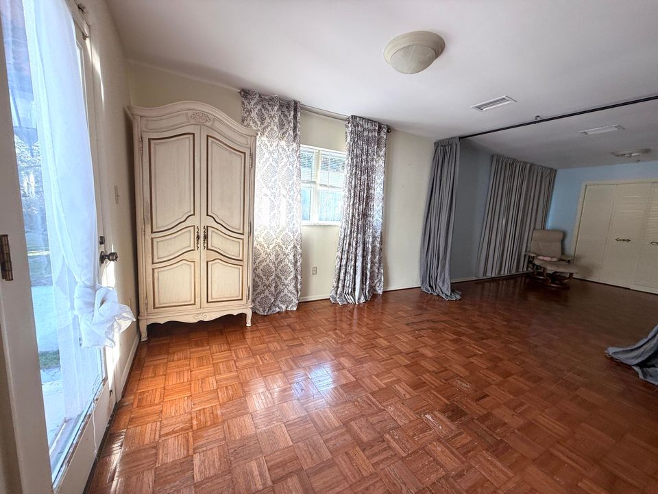 For Sale: $1,950,000 (5 beds, 5 baths, 6264 Square Feet)