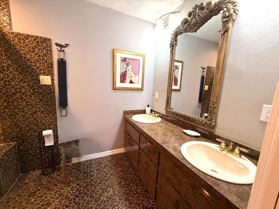 For Sale: $1,950,000 (5 beds, 5 baths, 6264 Square Feet)