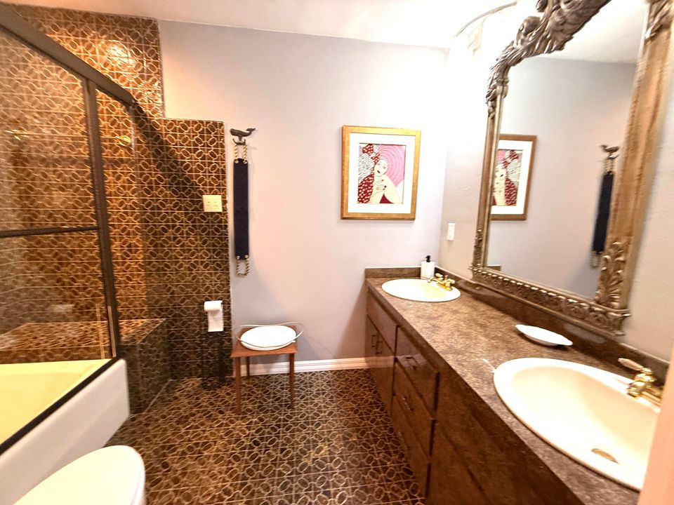 For Sale: $1,950,000 (5 beds, 5 baths, 6264 Square Feet)