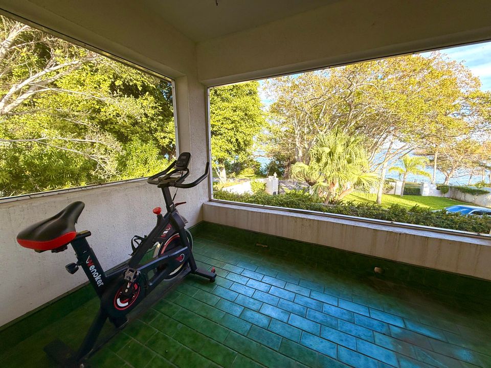 For Sale: $1,950,000 (5 beds, 5 baths, 6264 Square Feet)