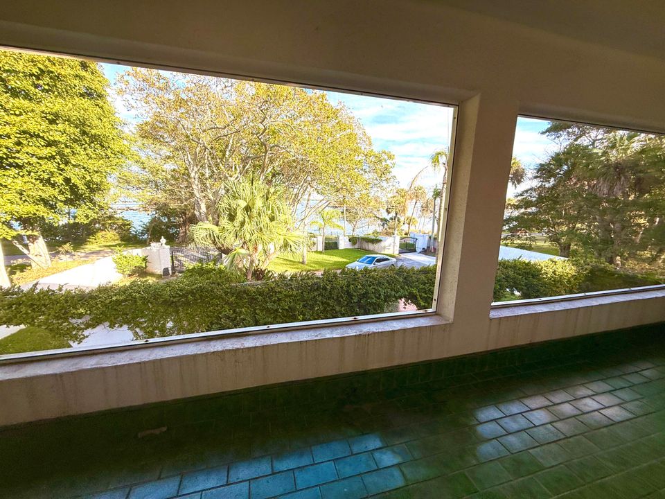 For Sale: $1,950,000 (5 beds, 5 baths, 6264 Square Feet)