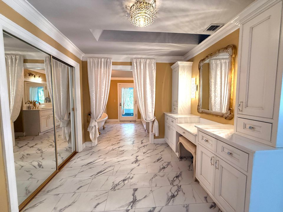 For Sale: $1,950,000 (5 beds, 5 baths, 6264 Square Feet)