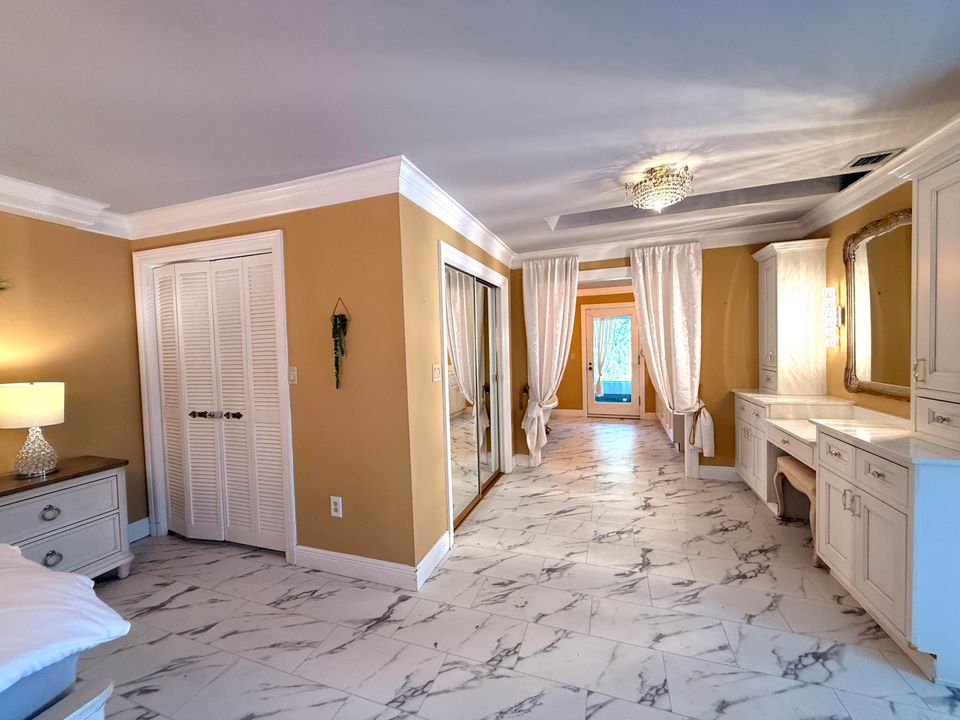 For Sale: $1,950,000 (5 beds, 5 baths, 6264 Square Feet)