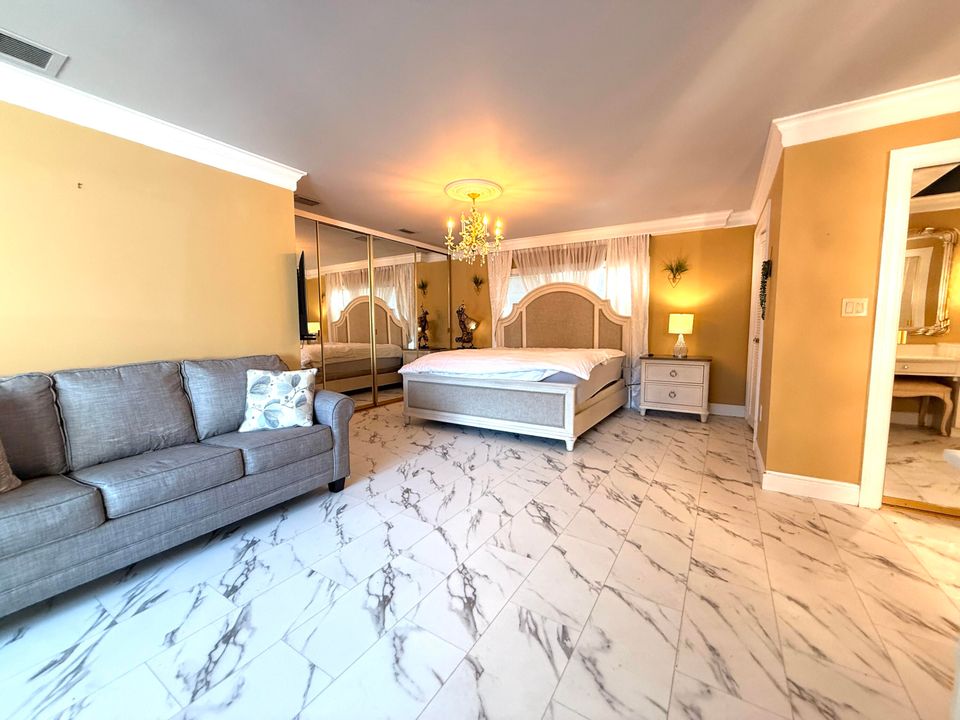 For Sale: $1,950,000 (5 beds, 5 baths, 6264 Square Feet)