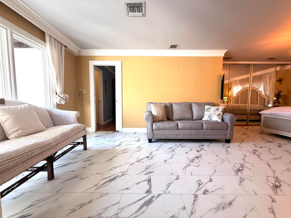 For Sale: $1,950,000 (5 beds, 5 baths, 6264 Square Feet)