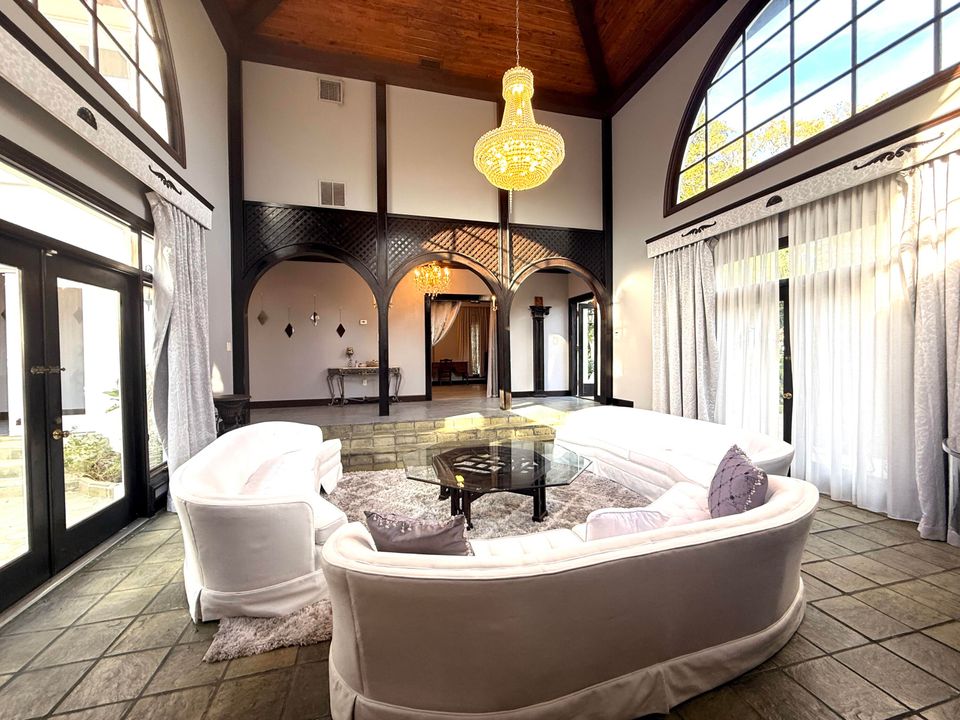 For Sale: $1,950,000 (5 beds, 5 baths, 6264 Square Feet)