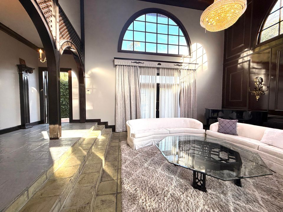 For Sale: $1,950,000 (5 beds, 5 baths, 6264 Square Feet)