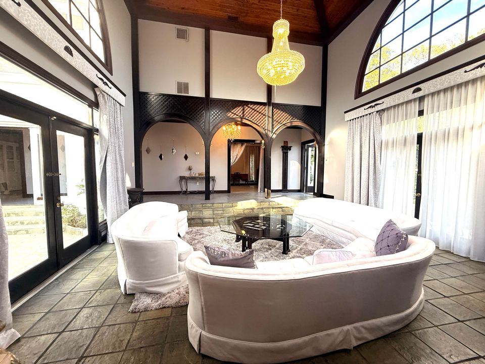 For Sale: $1,950,000 (5 beds, 5 baths, 6264 Square Feet)