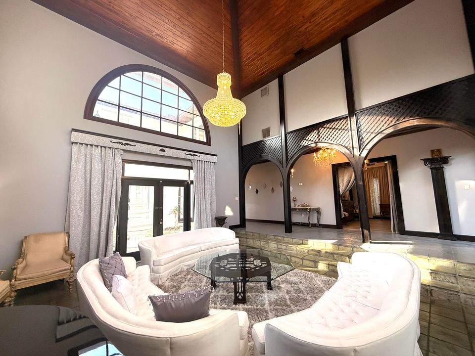 For Sale: $1,950,000 (5 beds, 5 baths, 6264 Square Feet)