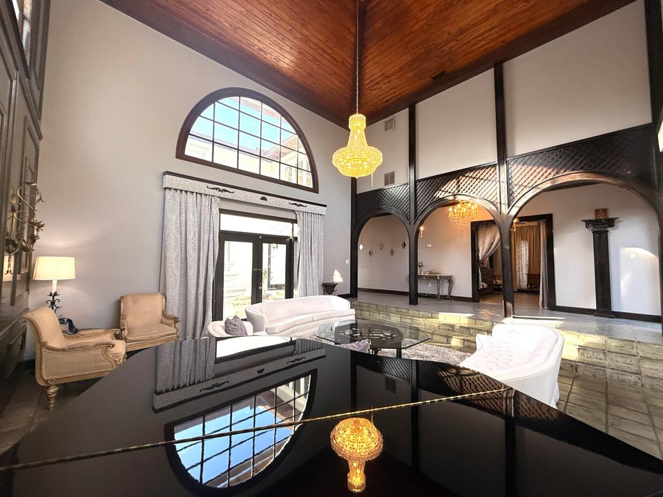 For Sale: $1,950,000 (5 beds, 5 baths, 6264 Square Feet)