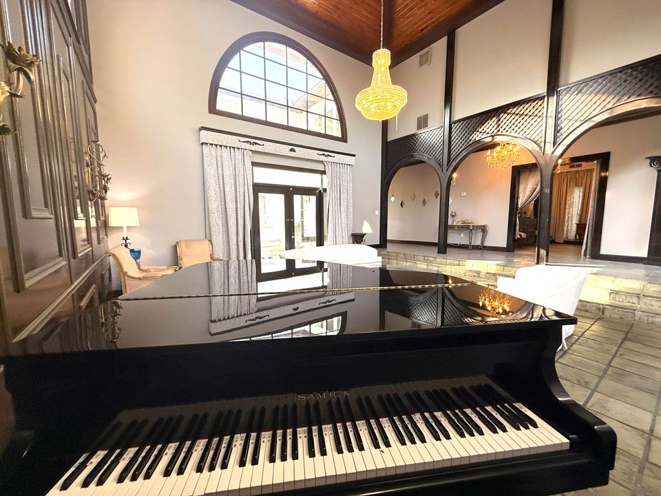 For Sale: $1,950,000 (5 beds, 5 baths, 6264 Square Feet)