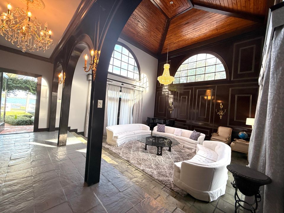 For Sale: $1,950,000 (5 beds, 5 baths, 6264 Square Feet)