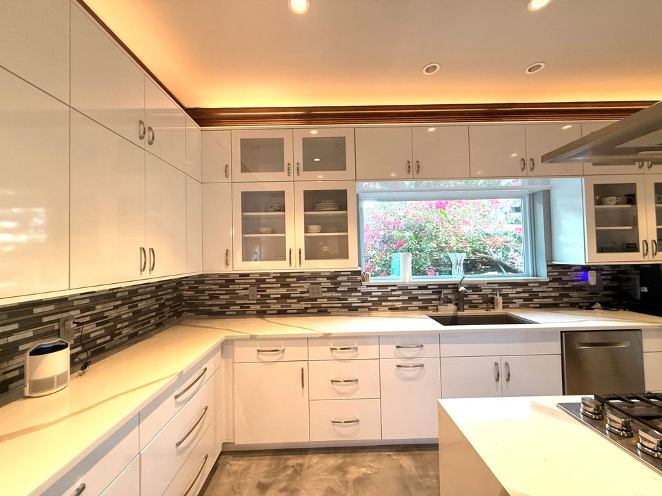 For Sale: $1,950,000 (5 beds, 5 baths, 6264 Square Feet)