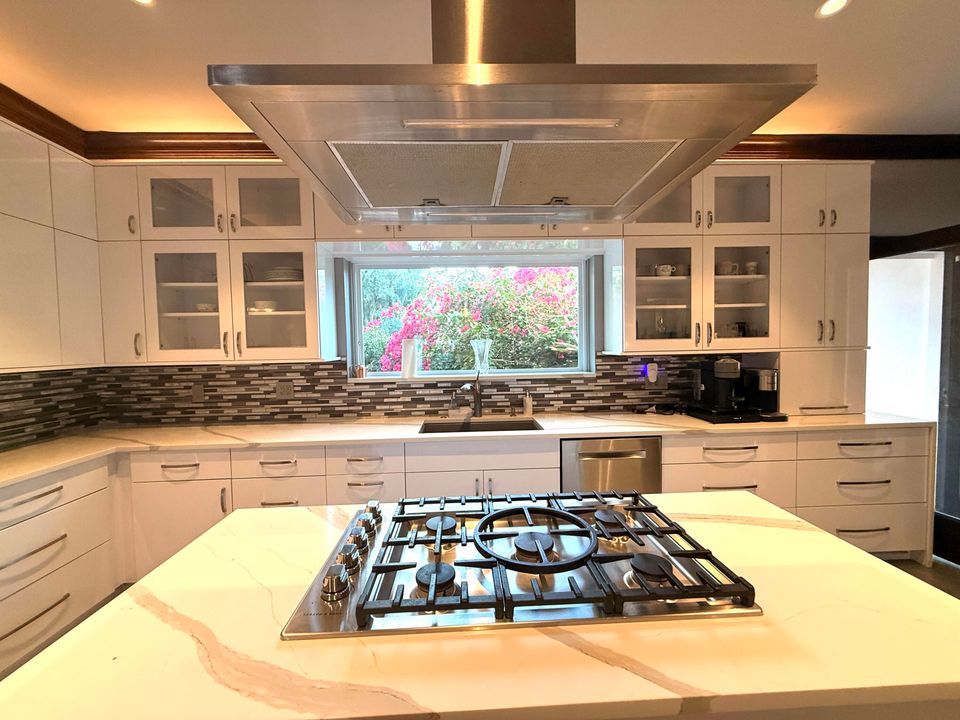 For Sale: $1,950,000 (5 beds, 5 baths, 6264 Square Feet)