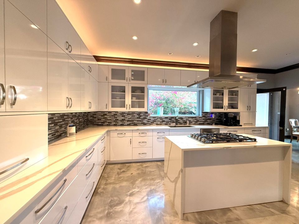 For Sale: $1,950,000 (5 beds, 5 baths, 6264 Square Feet)