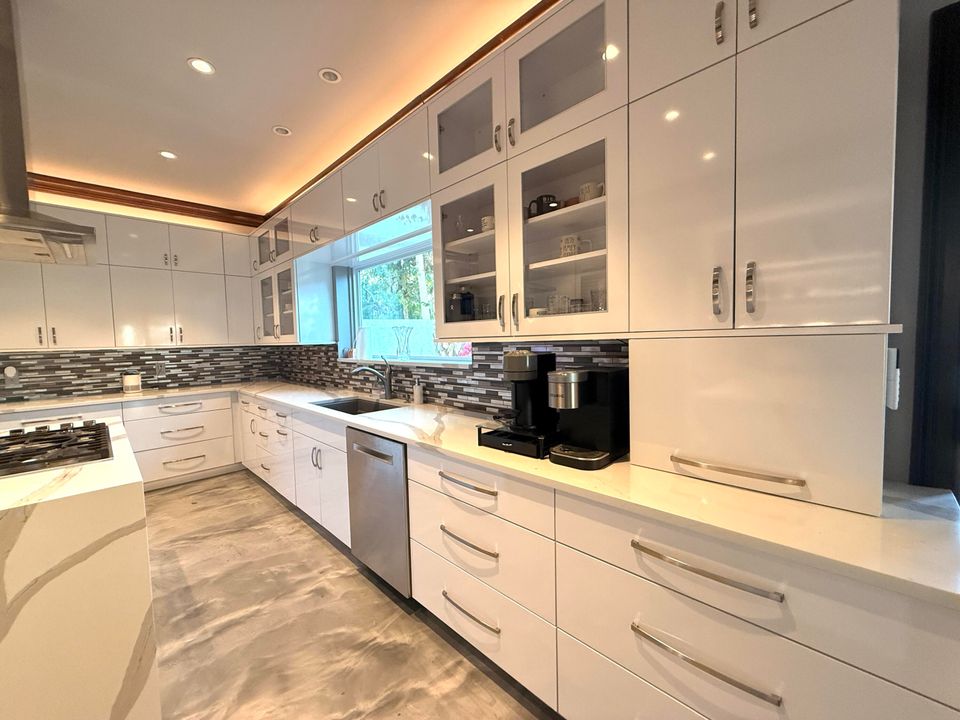 For Sale: $1,950,000 (5 beds, 5 baths, 6264 Square Feet)