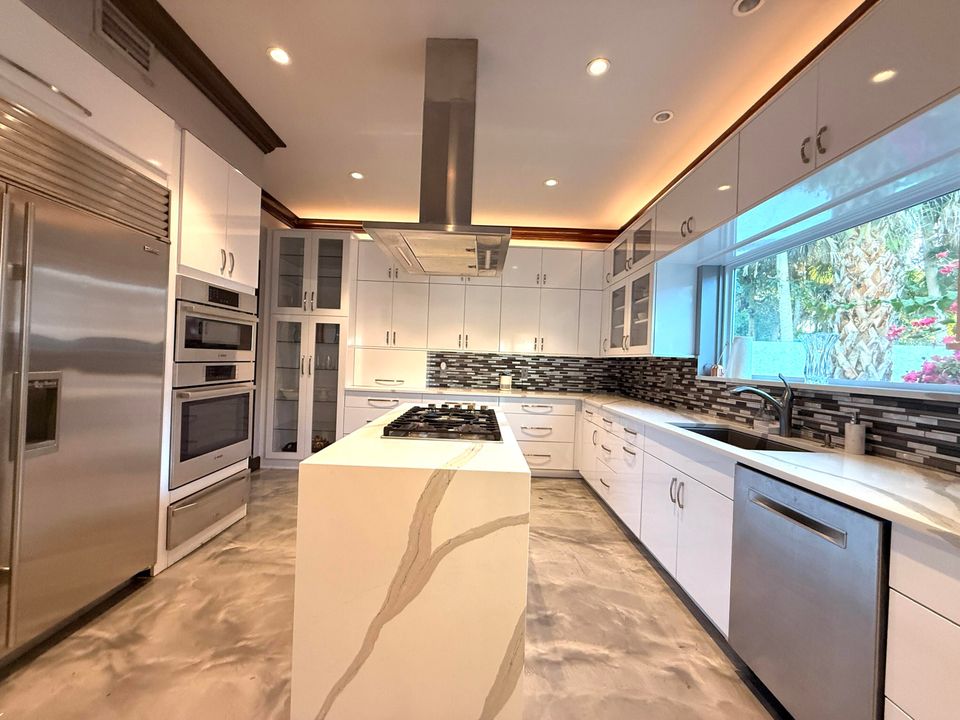 For Sale: $1,950,000 (5 beds, 5 baths, 6264 Square Feet)