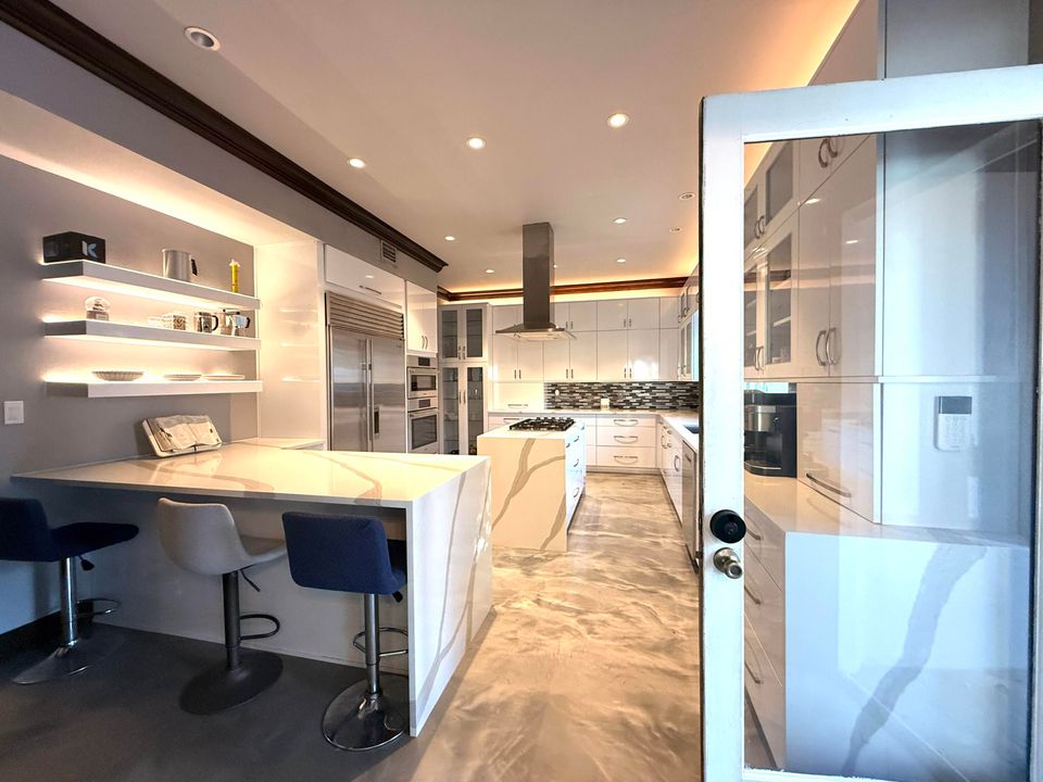 For Sale: $1,950,000 (5 beds, 5 baths, 6264 Square Feet)