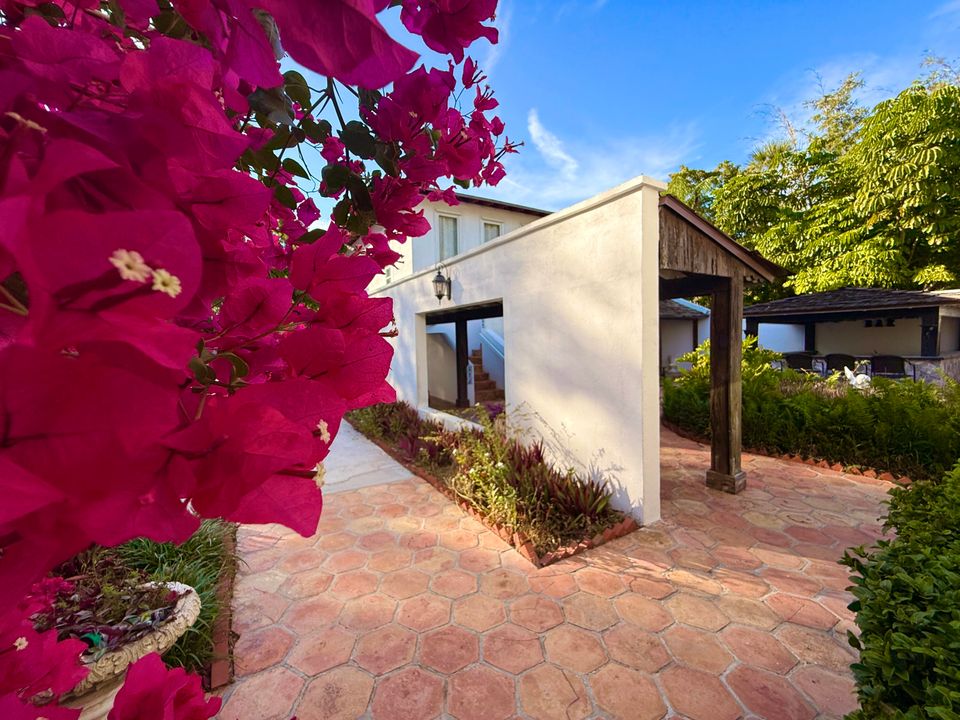 For Sale: $1,950,000 (5 beds, 5 baths, 6264 Square Feet)