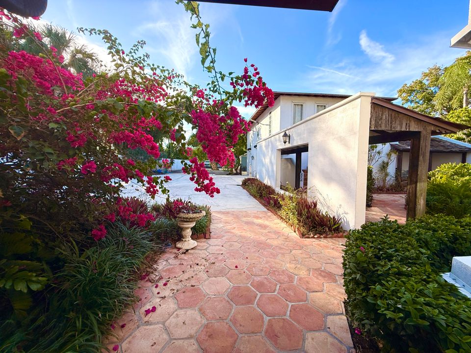 For Sale: $1,950,000 (5 beds, 5 baths, 6264 Square Feet)