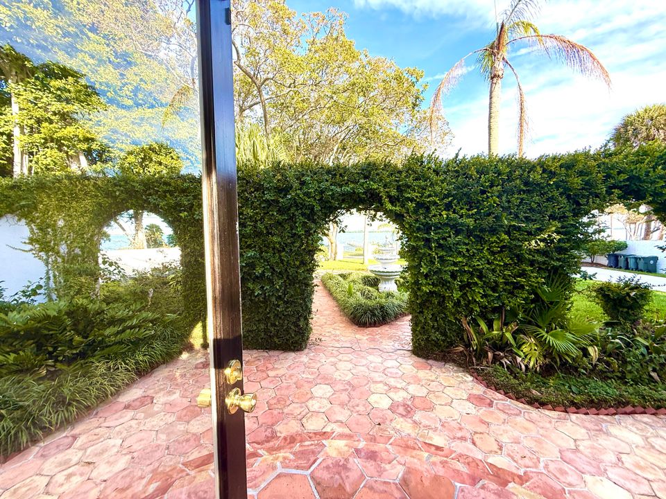 For Sale: $1,950,000 (5 beds, 5 baths, 6264 Square Feet)