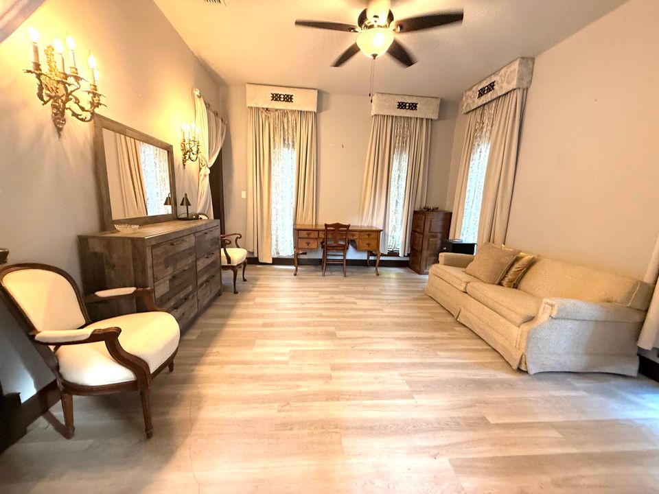 For Sale: $1,950,000 (5 beds, 5 baths, 6264 Square Feet)