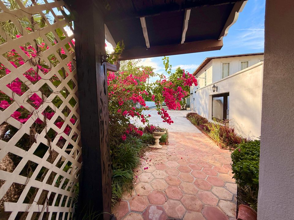 For Sale: $1,950,000 (5 beds, 5 baths, 6264 Square Feet)