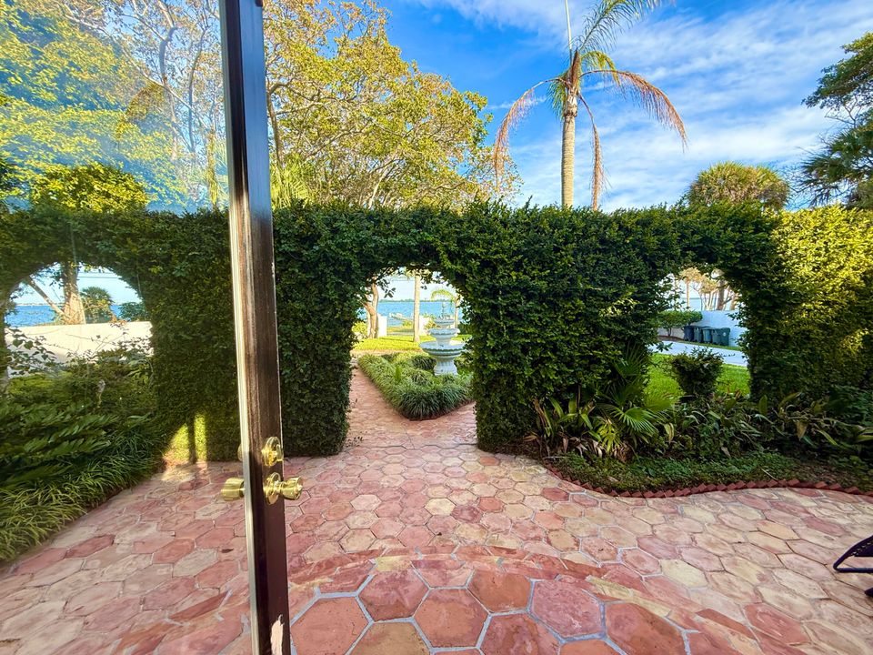 For Sale: $1,950,000 (5 beds, 5 baths, 6264 Square Feet)