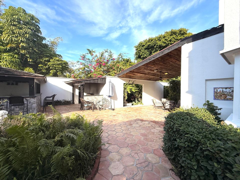 For Sale: $1,950,000 (5 beds, 5 baths, 6264 Square Feet)