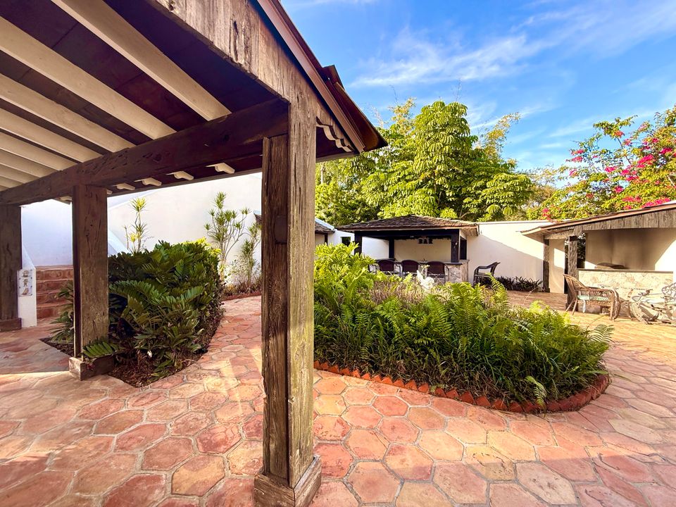 For Sale: $1,950,000 (5 beds, 5 baths, 6264 Square Feet)