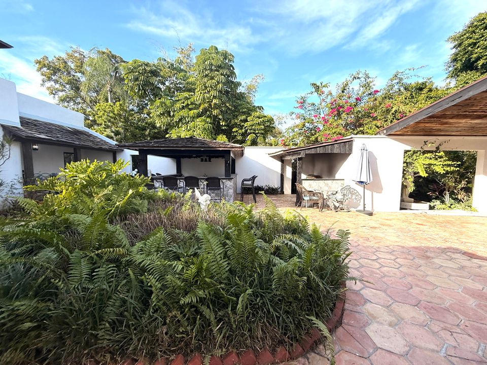 For Sale: $1,950,000 (5 beds, 5 baths, 6264 Square Feet)