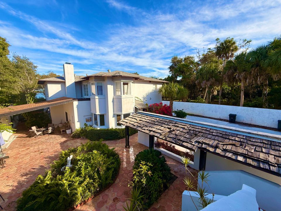 For Sale: $1,950,000 (5 beds, 5 baths, 6264 Square Feet)