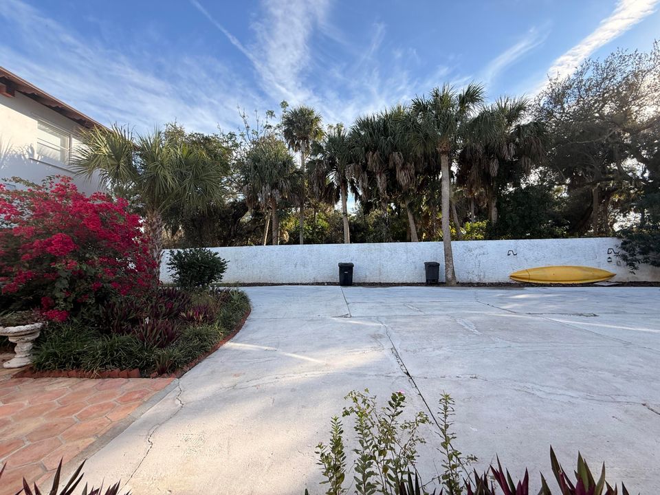 For Sale: $1,950,000 (5 beds, 5 baths, 6264 Square Feet)