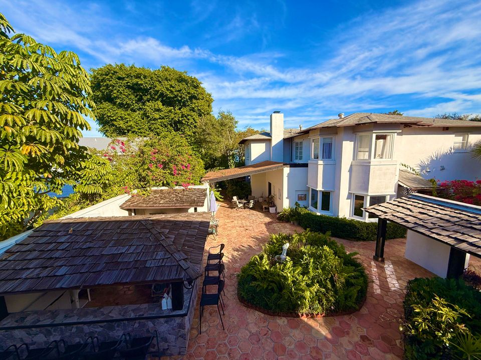 For Sale: $1,950,000 (5 beds, 5 baths, 6264 Square Feet)