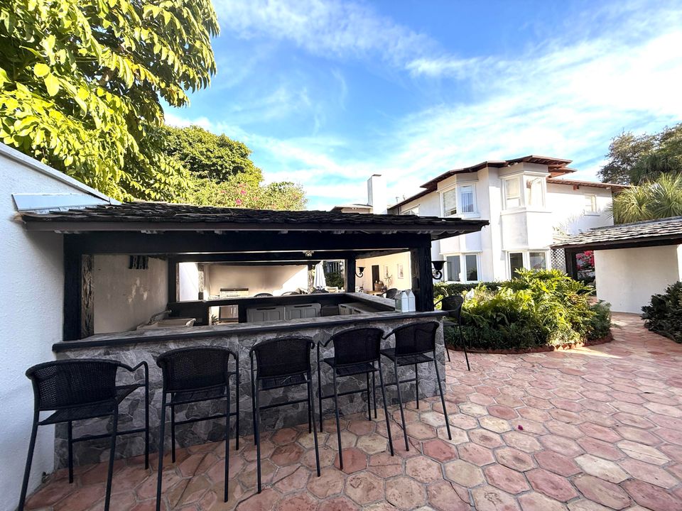 For Sale: $1,950,000 (5 beds, 5 baths, 6264 Square Feet)