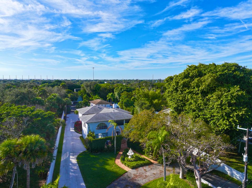 For Sale: $1,950,000 (5 beds, 5 baths, 6264 Square Feet)