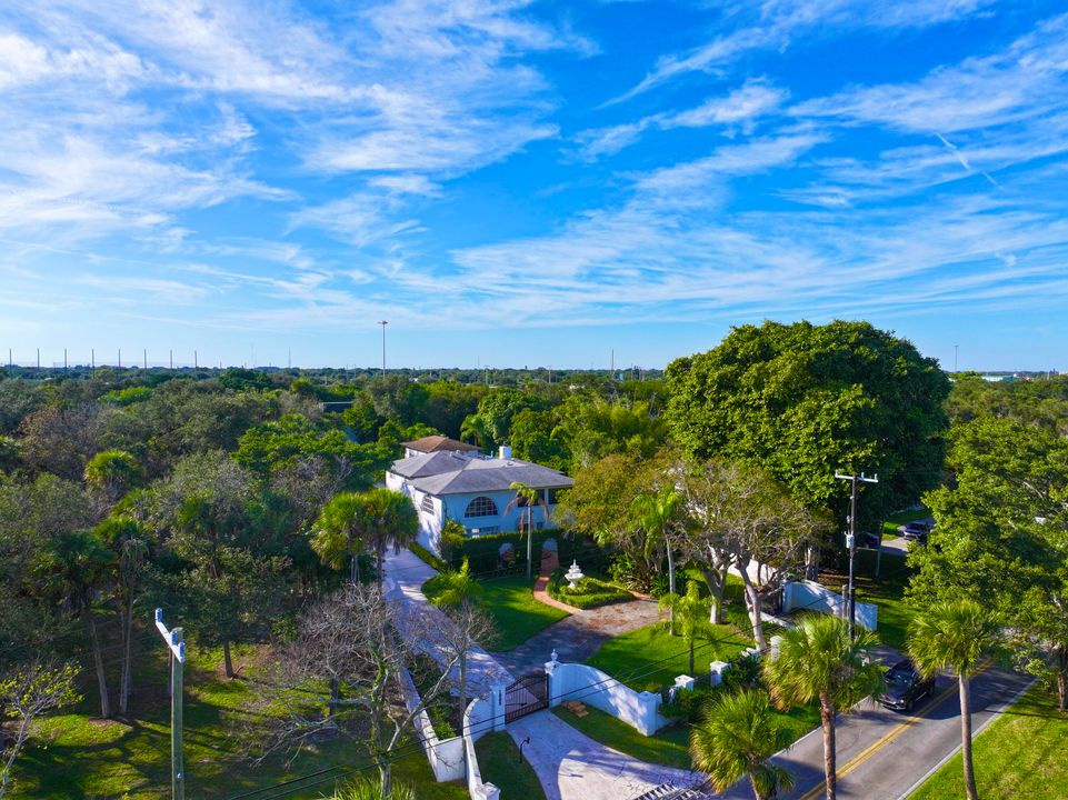 For Sale: $1,950,000 (5 beds, 5 baths, 6264 Square Feet)