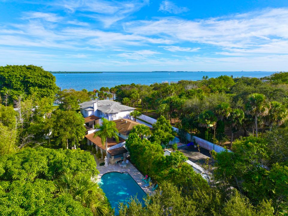 For Sale: $1,950,000 (5 beds, 5 baths, 6264 Square Feet)