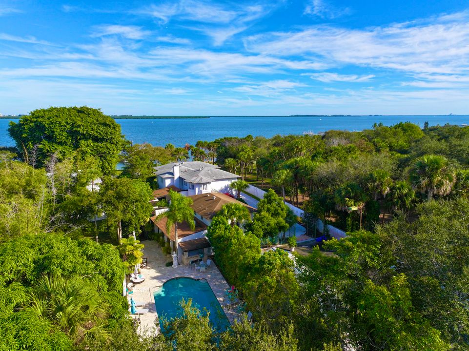 For Sale: $1,950,000 (5 beds, 5 baths, 6264 Square Feet)