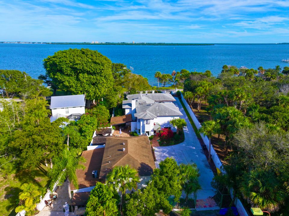 For Sale: $1,950,000 (5 beds, 5 baths, 6264 Square Feet)