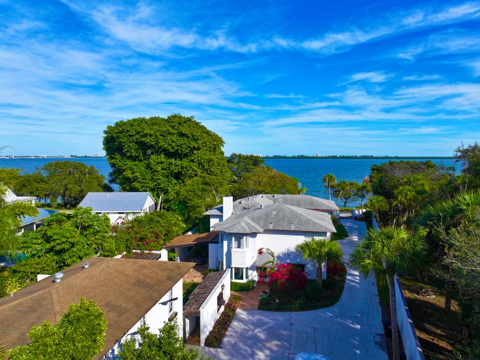 For Sale: $1,950,000 (5 beds, 5 baths, 6264 Square Feet)