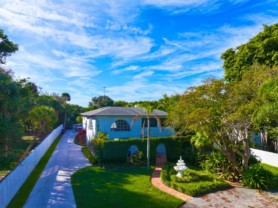 For Sale: $1,950,000 (5 beds, 5 baths, 6264 Square Feet)