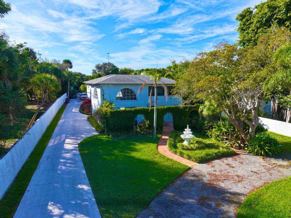 For Sale: $1,950,000 (5 beds, 5 baths, 6264 Square Feet)