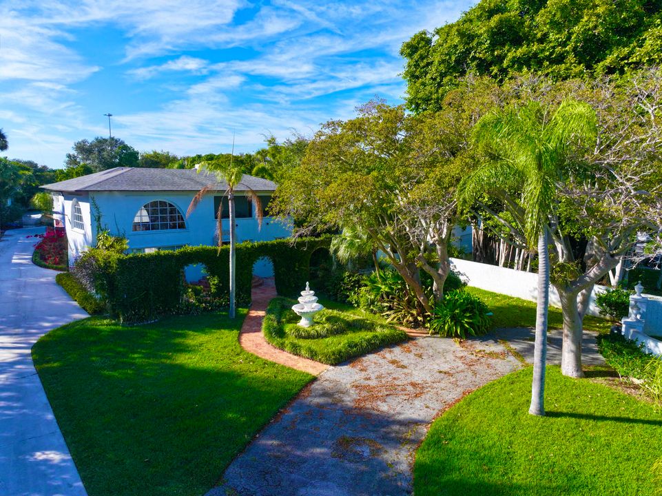 For Sale: $1,950,000 (5 beds, 5 baths, 6264 Square Feet)